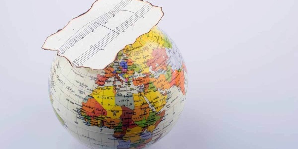 World Music: da Debussy a Paul Simon, la musica che unisce i popoli