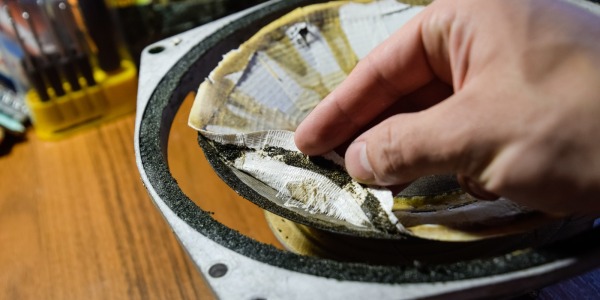 Manutenzione diffusori acustici: come si fa, chi la può fare e perché