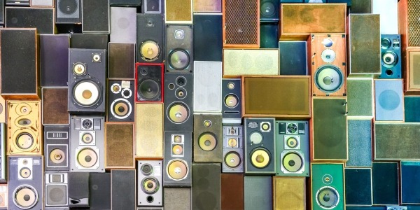 Cosa significa cassa dritta? La storia di un termine tornato di moda