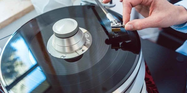 Giradischi a trazione diretta o cinghia? Il confronto